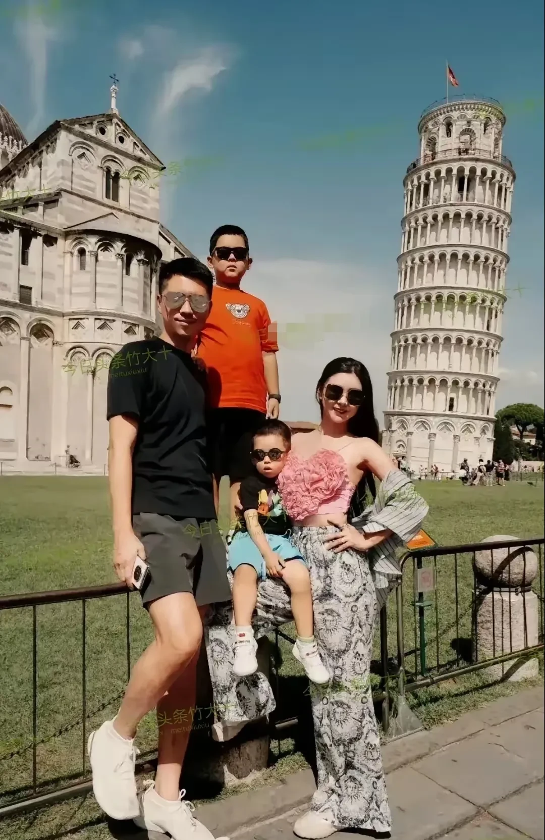 天哪，这个李小萌穿的是啥衣服啊