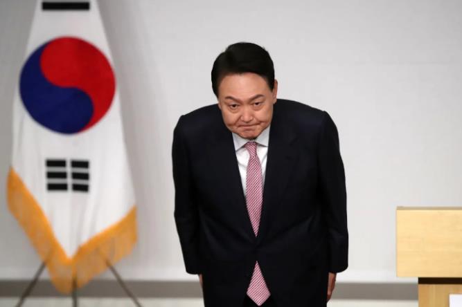 重磅消息！尹锡悦彻底认怂了。韩国高级公职人员犯罪调查处发布正式公文，要求韩国国防