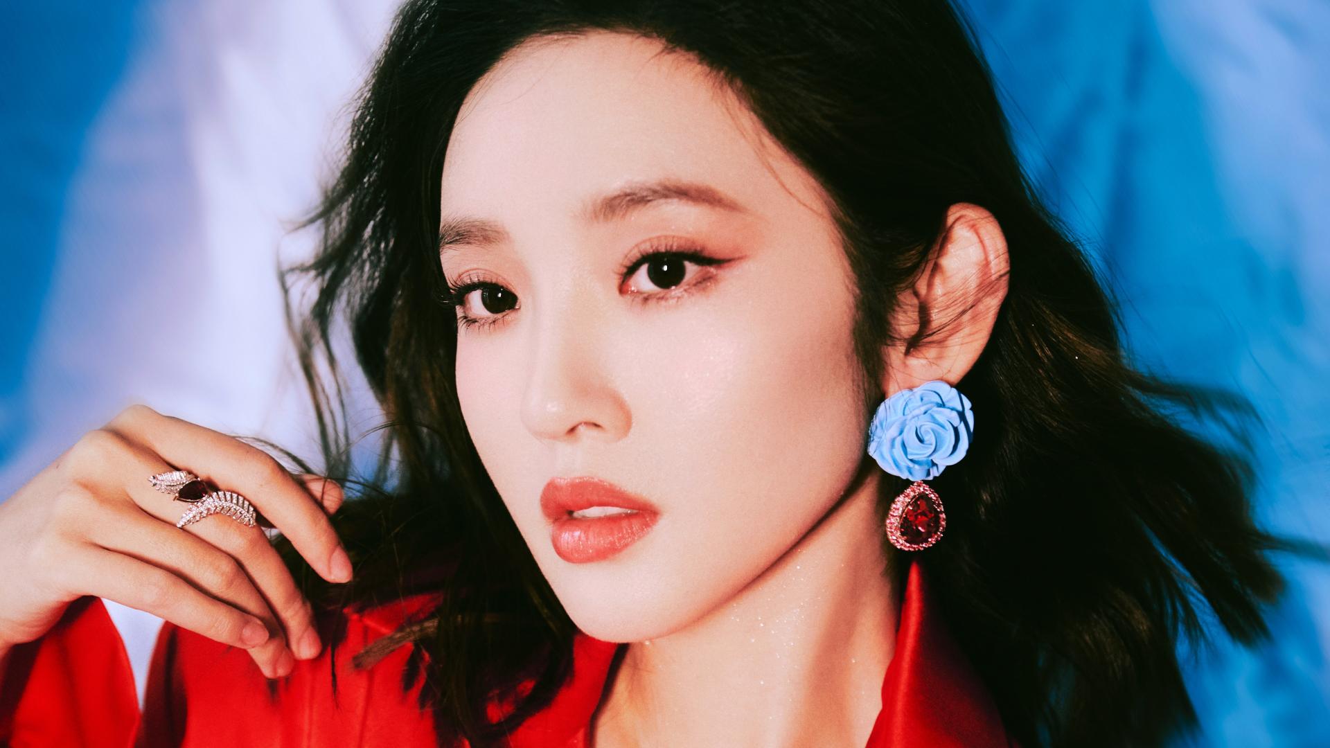 唐艺昕卷发配红裙复古风情满满，宛如热烈绽放的玫瑰，明媚动人
