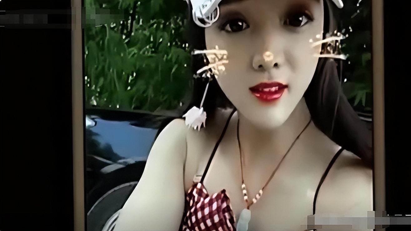 父亲发现在直播跳舞的美女竟然跟儿子的眼神一样，确定后没错就是