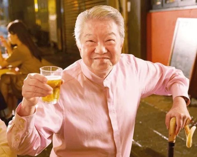 古龙爱喝酒 葬礼上吐血众人惊

                        