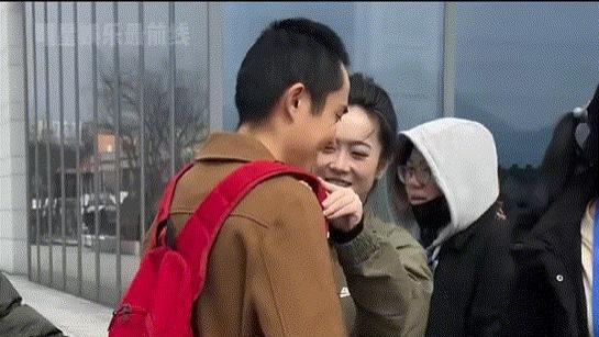 王星女友陪王星去参加综艺，她帮王星整理书包，他俩很有夫妻相！