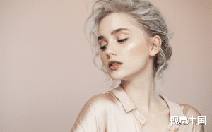 楼上的租客每天都换不同的女人，最后我发现她们都死了