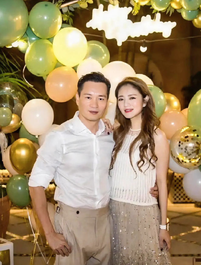 安以轩就适合当大小姐，不适合碰婚姻，水土不服。
最初安以轩和汪小菲暧昧5年，大s