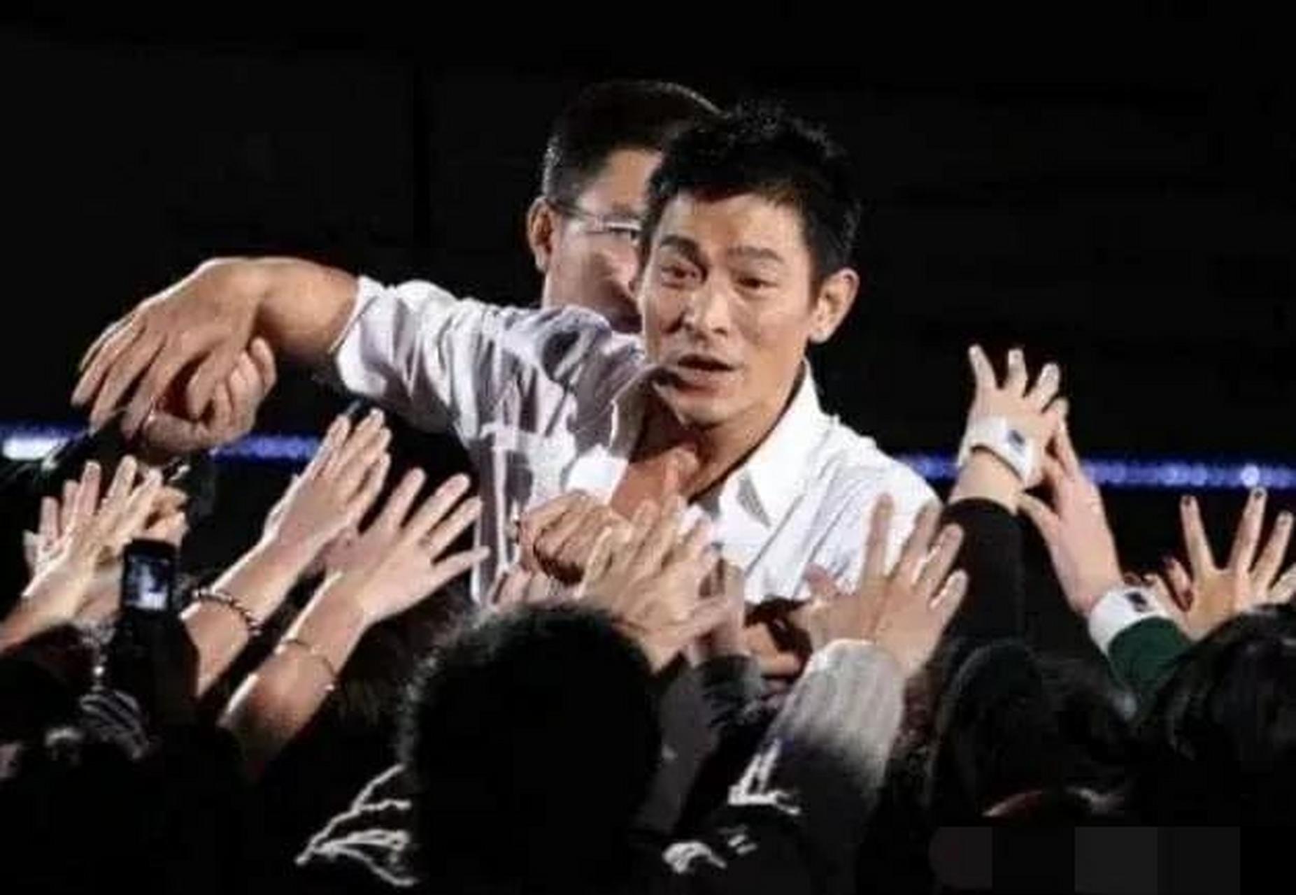 2011年，歌手庞龙和刘德华在北京同一天开演唱会，助理劝他说：“大龙哥，咱赶快取