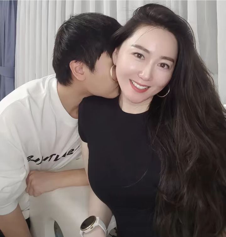 40岁的女人跟30岁的男友相爱，有何过错