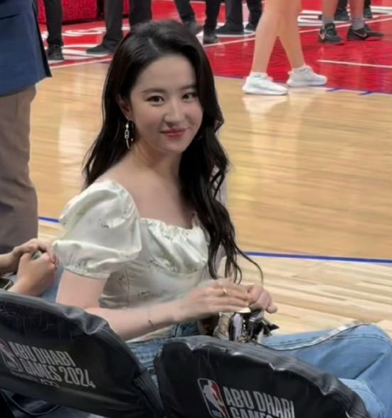 刘亦菲观赛NBA！