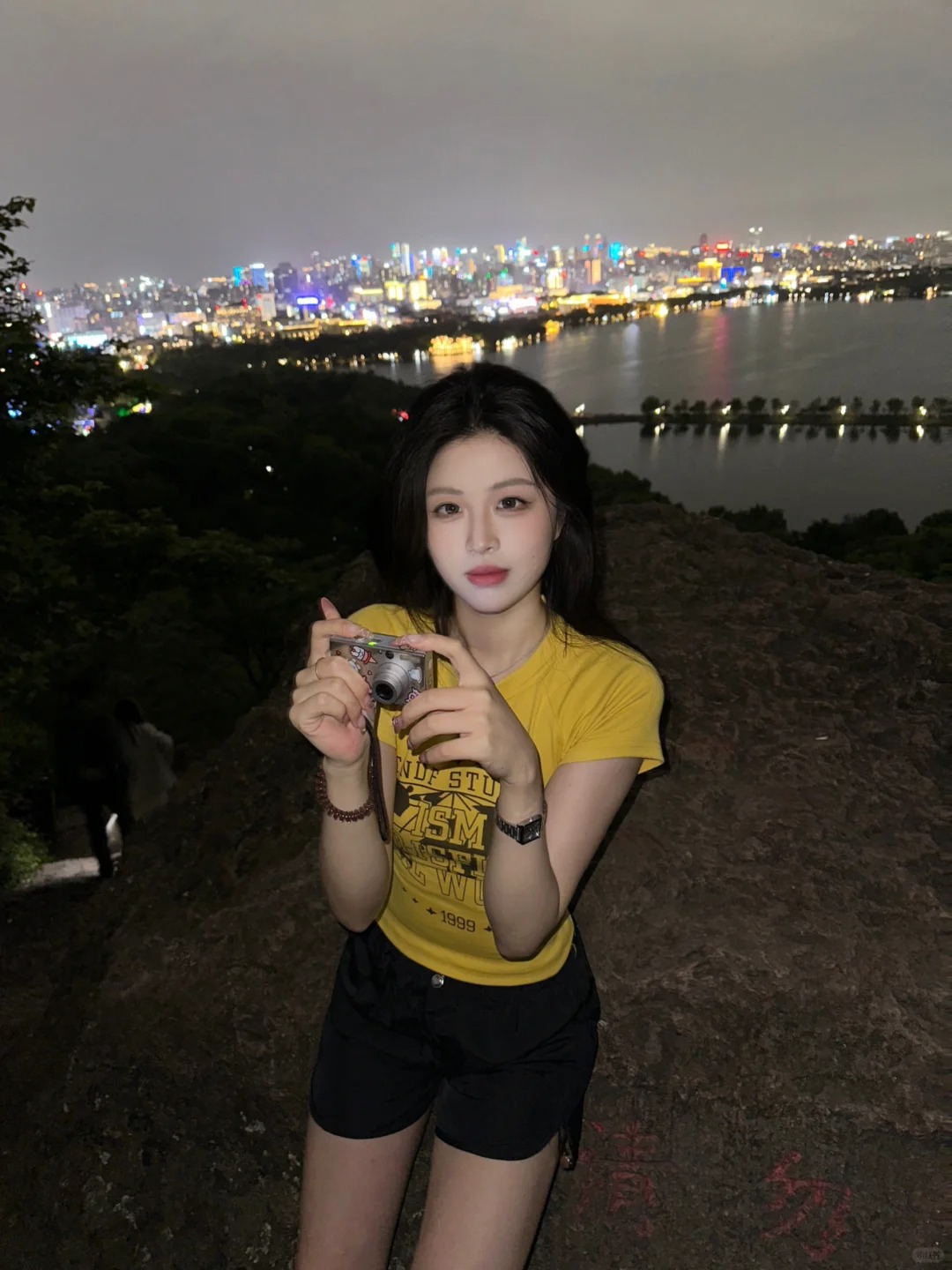 这女的怎么这样
大晚上淋雨爬山哈哈哈哈哈哈哈哈爽