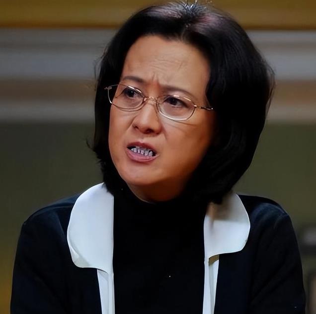 柏寒病逝11年, 回头看她将儿子托付给海清的决定, 才明白有多聪明