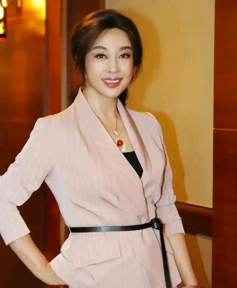 我刚刷到个大新闻，刘晓庆跑去演短剧啦！前段时间她还在微博念叨自己沉迷短剧，没想到