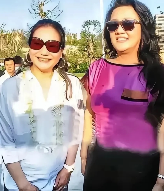 S妈亲自上战场，张兰亲自迎战。
S妈为要大S头回正义，张兰为孩子找大S的死因。S
