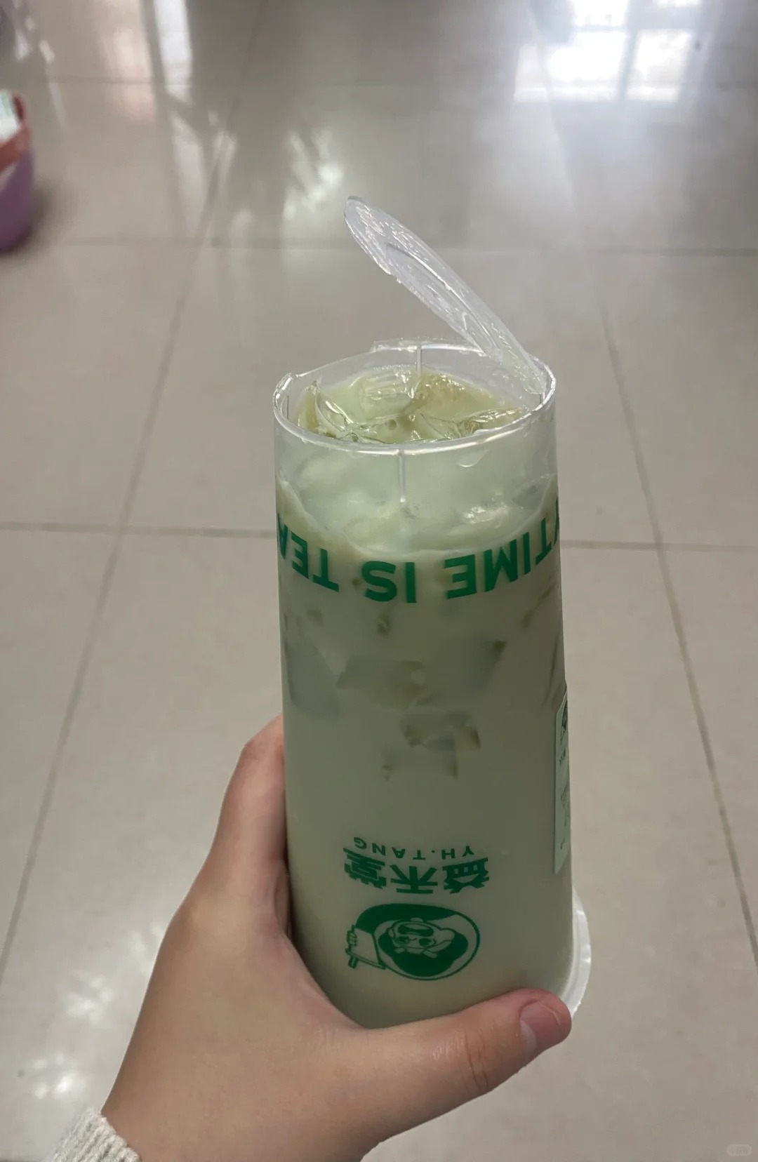友情提示：拿奶茶的时候劲小一点
哈哈哈哈哈奶茶克星，已经可以很从容的处理这种情况