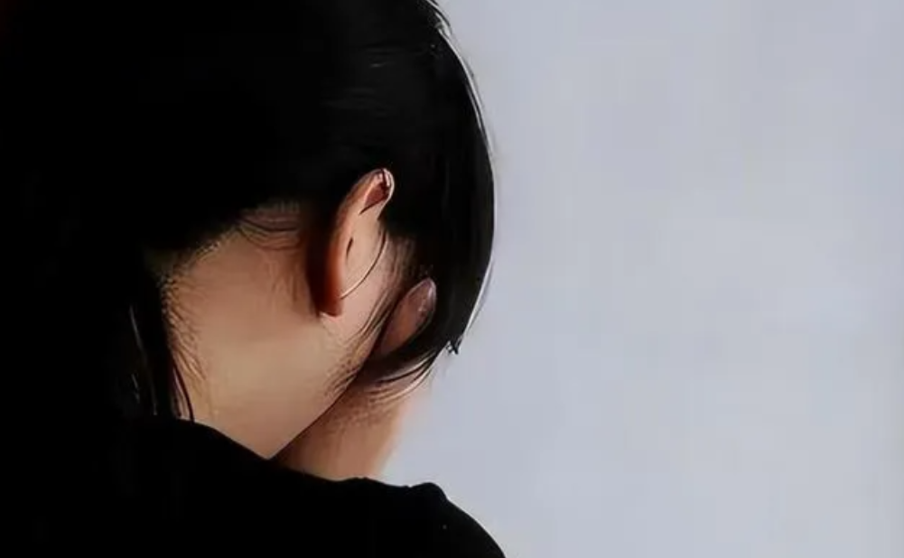 江西，一男子出去打工，生不见人死不见尸，2年后，妻子起诉离婚，17年后，儿子申请
