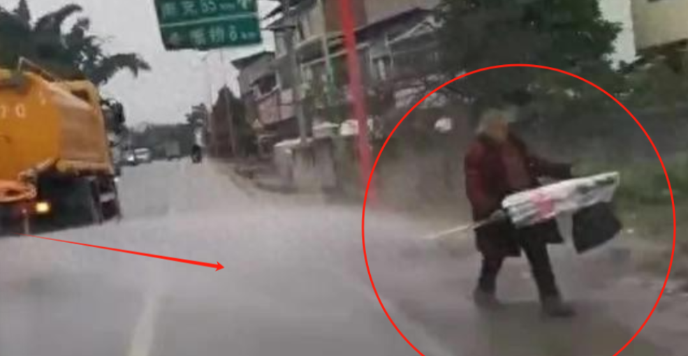 四川广安，岳池县的广高路上，一辆洒水车在执行浇洒路面任务时，由于未及时调整水压，