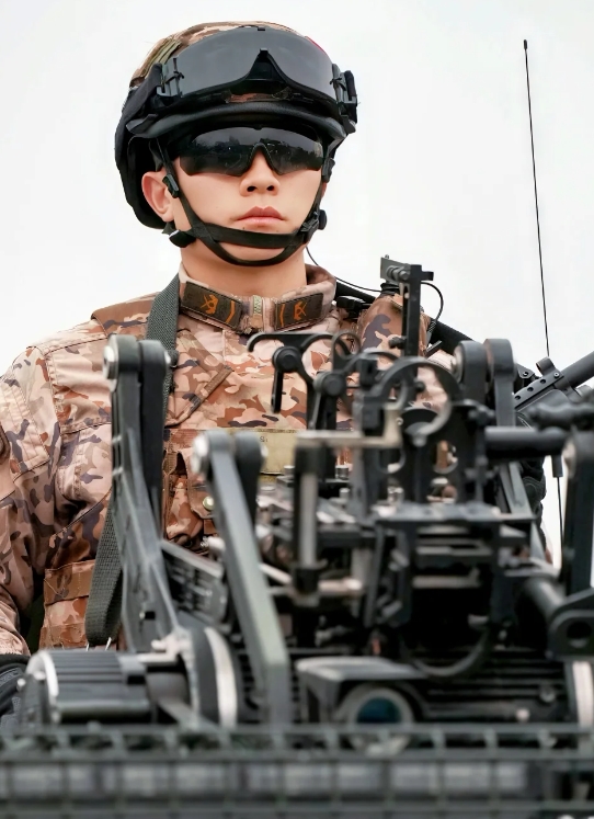 
果真帅的都上交国家了！！
	
安保到位，警察、武警、辅警三步一岗，五步一哨，安
