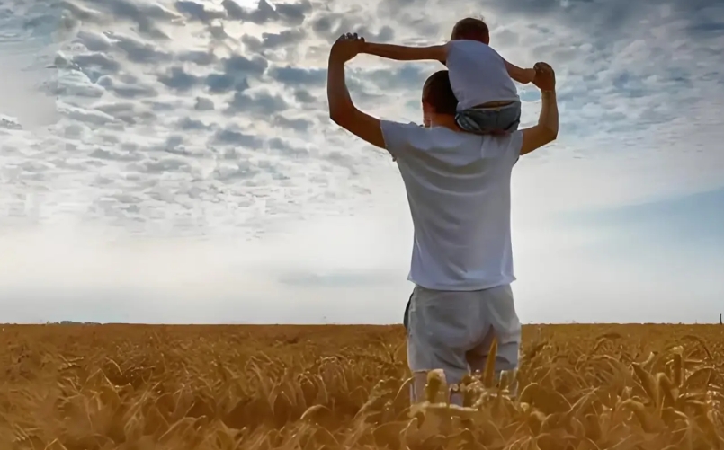 北京，一父亲发现，儿子在学校受到霸凌，他立刻将霸凌者拦住，霸凌者满不在乎，父亲一