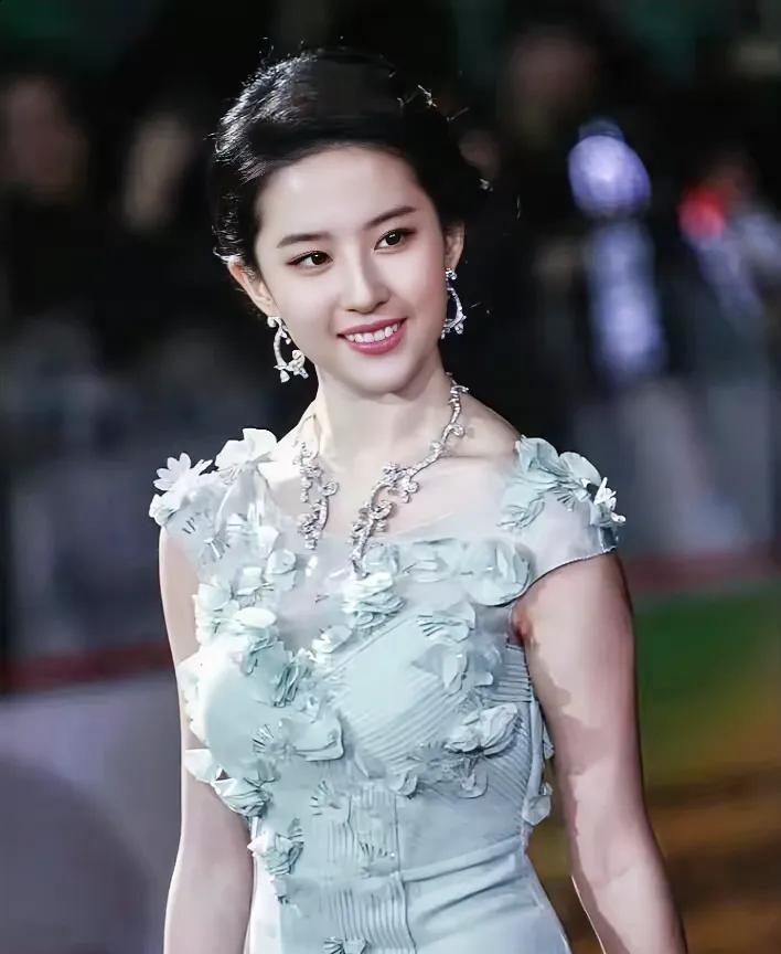 家人们，我真觉得刘亦菲那贵妇感，放眼整个娱乐圈，压根没人能比！
每次看到她亮相活