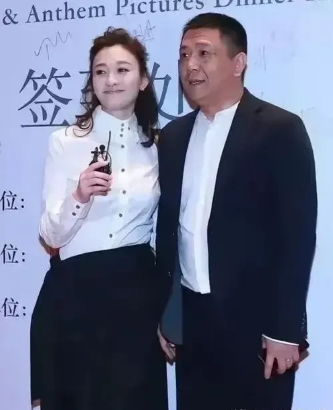原来如此！
一路繁花，老板娘是李小冉！
怪不得摆这么大谱，又爱挂脸！原来是自家节