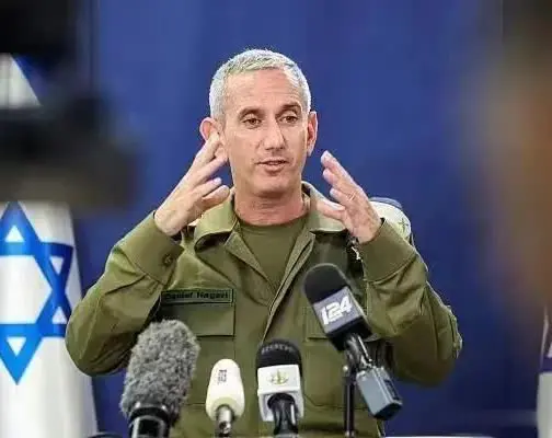 讲话时手都在抖，看来内塔尼亚胡这次被气或者被吓得确实不轻，这个心啊、慌的一笔！