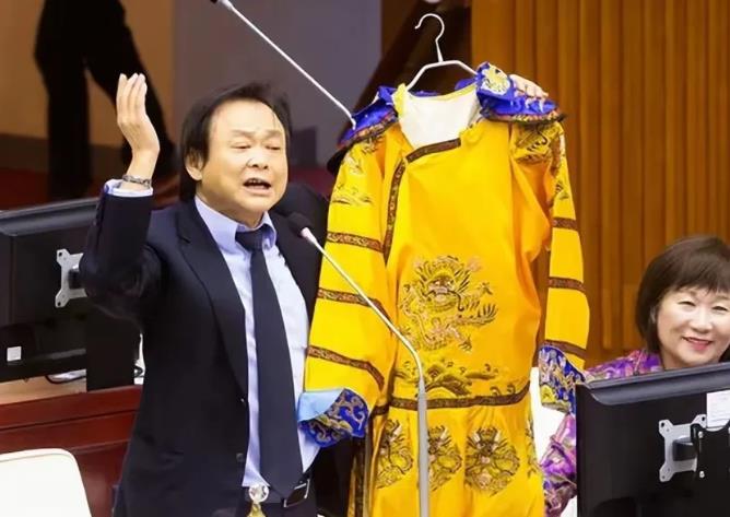 台北地检署在柯文哲的移动硬盘里发现一个名为“朕.doc”的文档，打开“朕”文档以