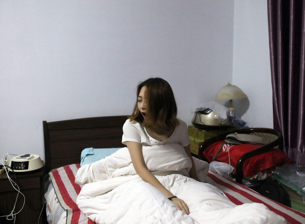 福建福州，一男子对女邻居垂涎已久，他偷偷来到女邻居房门口，用自家对钥匙，竟然鬼使