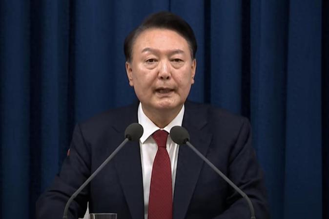 韩国总统尹锡悦深夜突发戒严令，六小时后仓促撤回，48小时内面临弹劾危机，这场注定