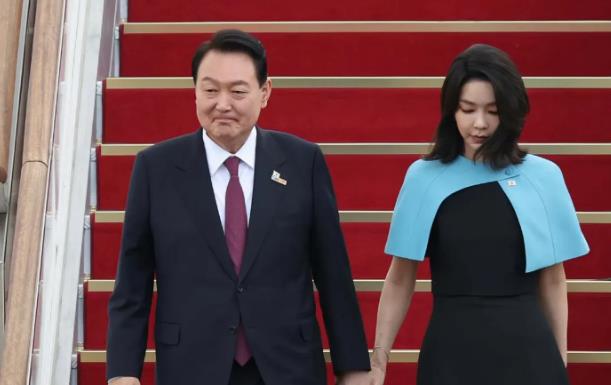 万万没想到啊！尹锡悦因为戒严令事件把韩国折腾的这么严重。当地媒体在报道中称，原本