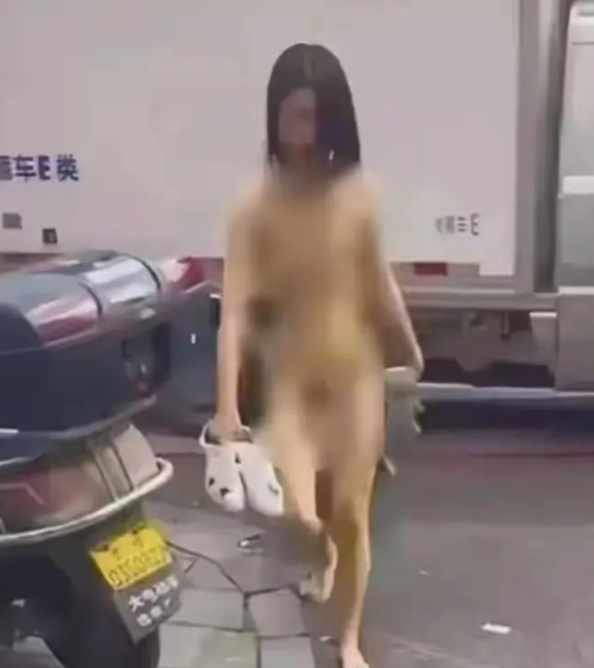 长沙女子裸走事件给我们敲响警钟，提醒我们注重道德修养和个人修养，共同维护社会的道