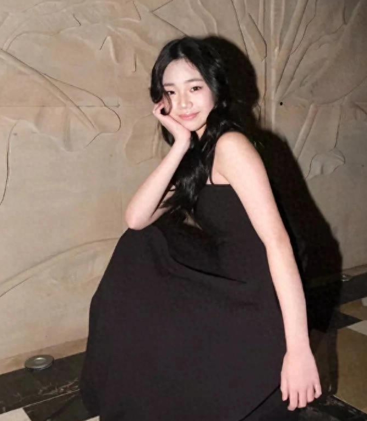 最近小 S 的 12 岁女儿 Alice 晒自拍啦，真的太惊艳了！

点开照片，