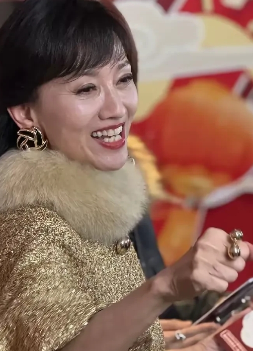 雅芝姐真的会生气啊
这个网友肯定是耿直的人啊
连修都没修就把雅芝姐的素颜原相机照