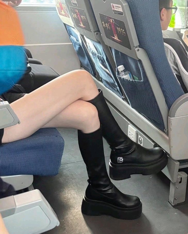 在高铁上遇到的，这个小姐姐的靴子是真好看！