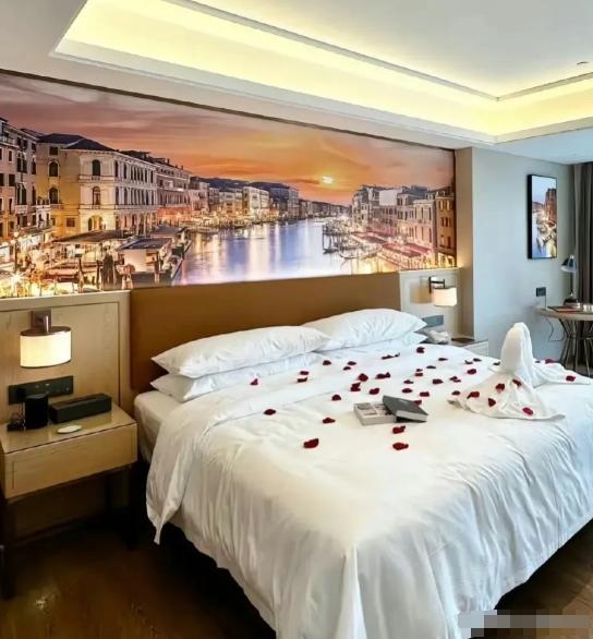 浙江，一50岁女子约22岁帅小伙宾馆开房奔现，男子让女子先去洗澡，女子洗澡时，听