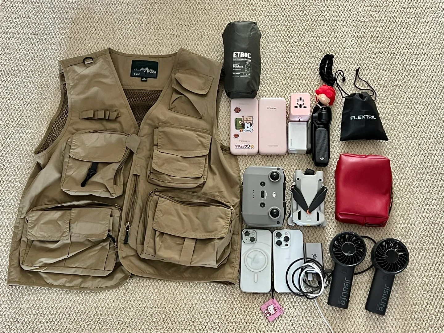 廉价航空的噩梦
钓鱼马甲➕u型枕枕套

图1马甲能装如图所有物品，甚至还有空余口