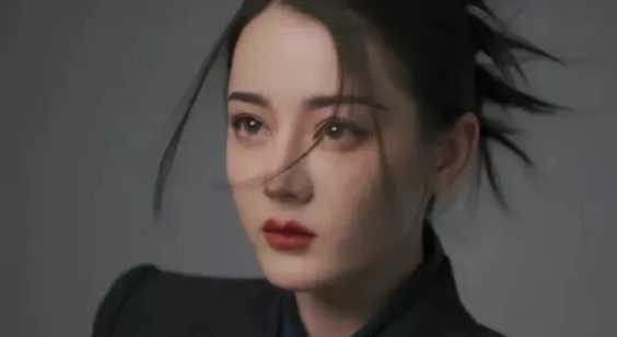 果然红气养人，同款造型杨紫竟然完胜迪丽热巴。

以前总说杨紫颜值低，身材不好，但