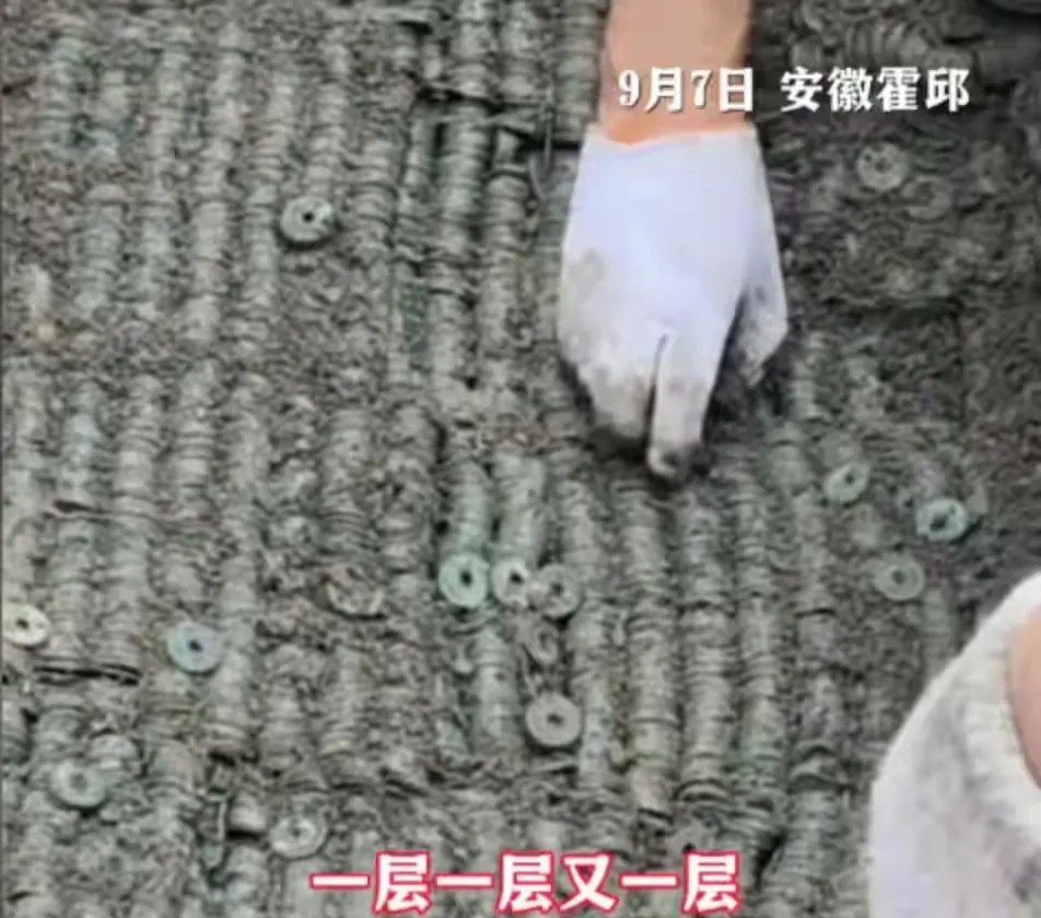 在安徽的一个村子里，人们在挖地时发现了大量的古钱币，多到一层接一层，好像永远挖不