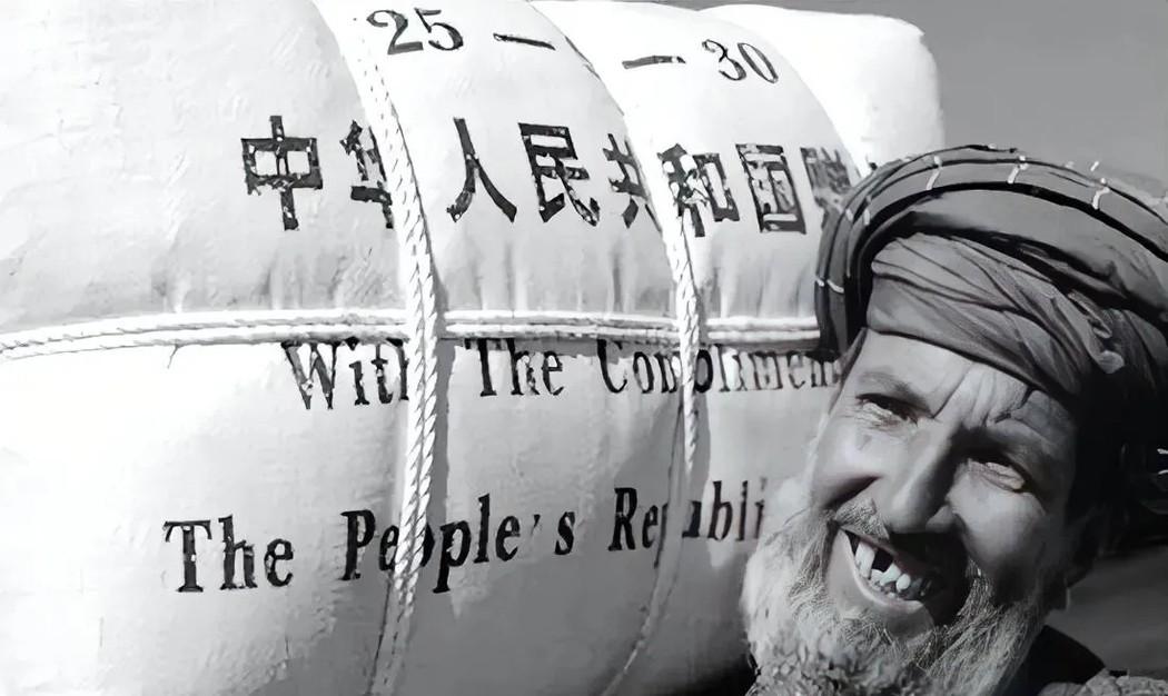 1960年，阿尔巴尼亚的各大商店里堆满了来自中国的粮食，这些粮食的到来，缓解了该