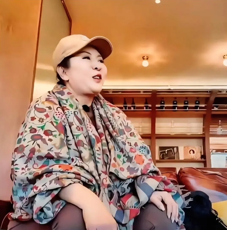 向太这条披肩贵得嘞，简直是背着套房子首付在身上了。难怪她和李小冉说；即使去北京，