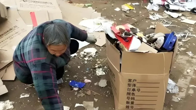 “偷不成东西，我就讹你！”河南南阳，一大妈不经允许到超市后院偷拿纸箱，保安发现后