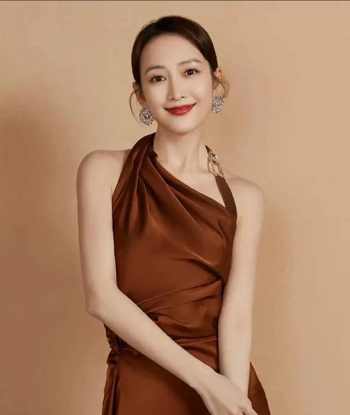 广西十大女明星：
第1名、王鸥：广西南宁市人
第2名、张俪：广西桂林市人
第3名