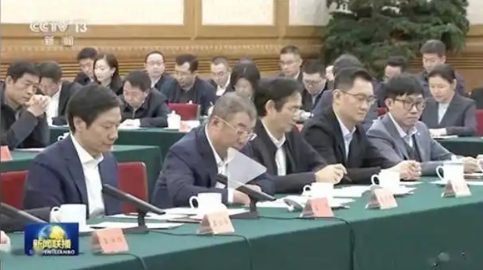 这次民企座谈会，最引人注目的就是梁文峰和王兴兴。两个人一个80后，一个90后，却
