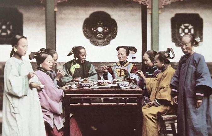 1879年，浙江巡抚谭钟麟喝多了，看府上丫鬟李氏身材婀娜，一时兴起抱回房，事后竟