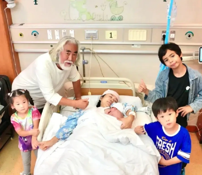 张纪中老婆平安生下第四胎女儿，两儿两女凑成两个好字，张纪中激动亲吻小女儿脚丫。杜