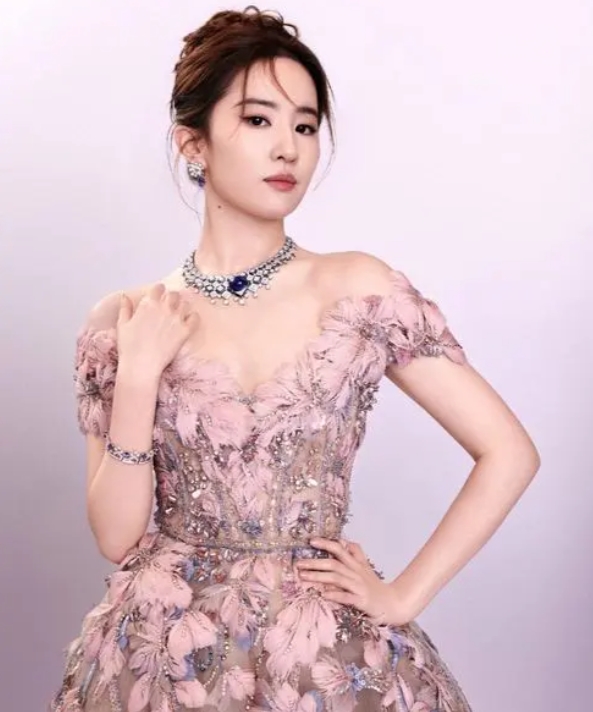 刘亦菲勇面情感波折，浴火重生，光芒更胜