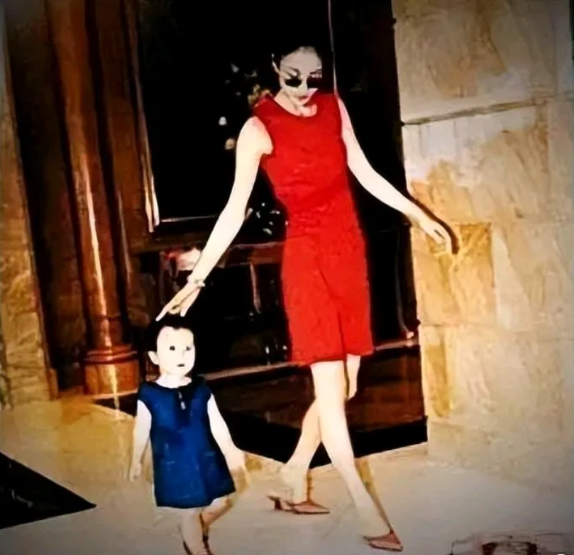 王菲除了礼佛，对女儿教育也佛系。
她曾经给不满一周岁的女儿窦靖童写了一首歌，歌词