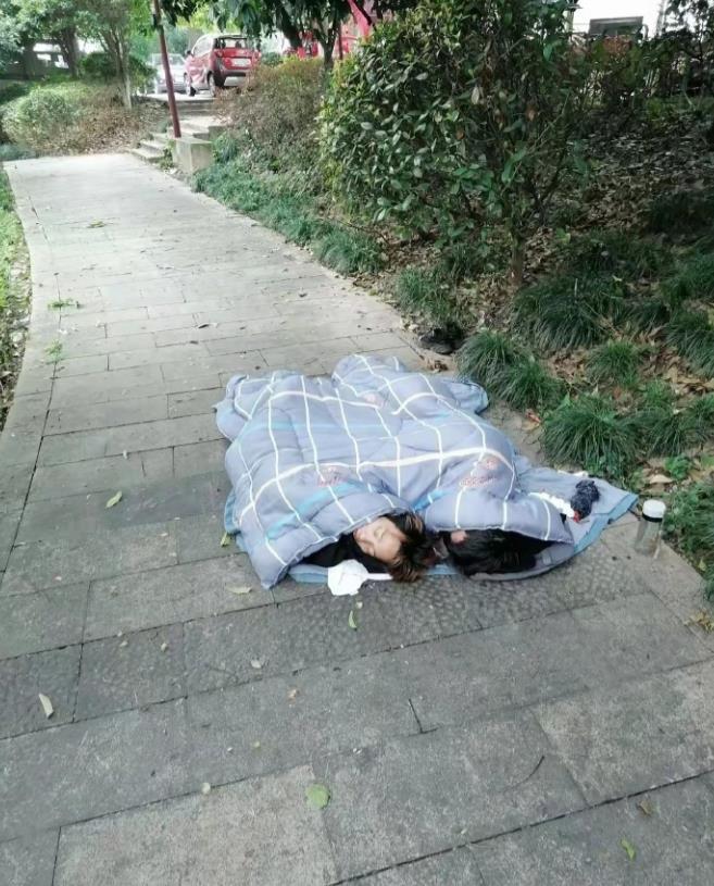 珠三角，某公园里的情侣。