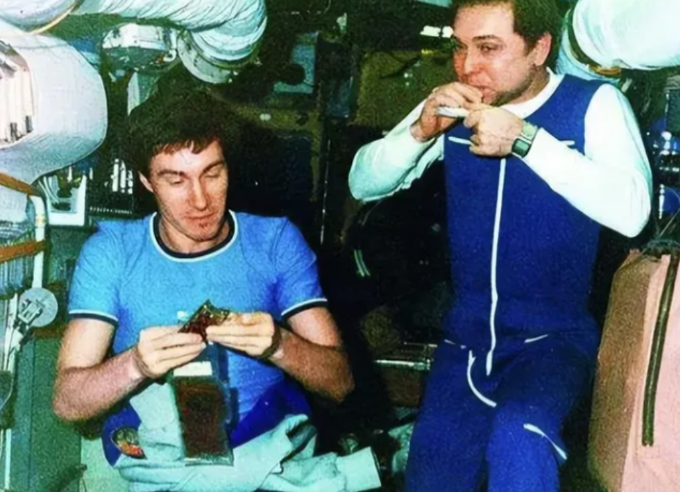 1991年，苏联一名宇航员刚飞上太空，国家解体了，他被抛弃在太空整整311天才返