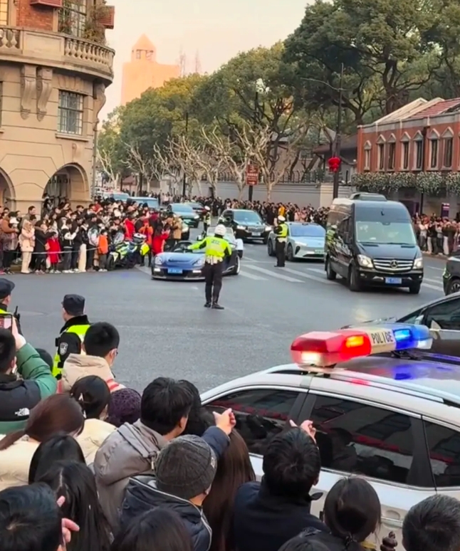 上海武康路的交警最近可真是非常的辛苦。毕竟这段时间上海武康路的豪车那是一辆接着一