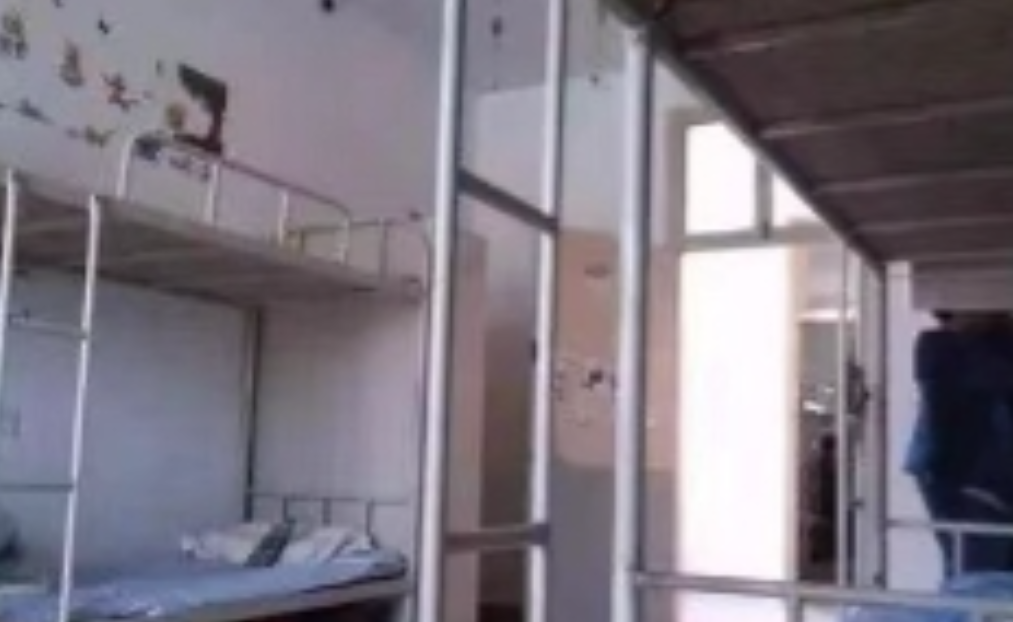 “学生不敢管了？”2023年，宁夏，某高中，男老师在查寝时，看到一名走读生在宿舍