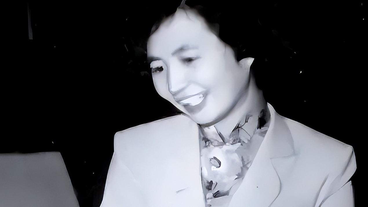 张茜有多美？63年她跟周总理合影，那年41岁，气质非凡，风韵犹存
