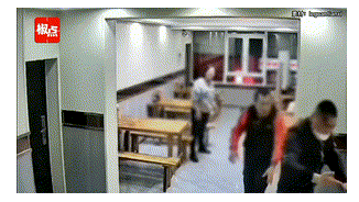 13日，辽宁大连，一男子在餐厅消费时因使用餐纸与人发生冲突，随后该男子拿起餐厅的